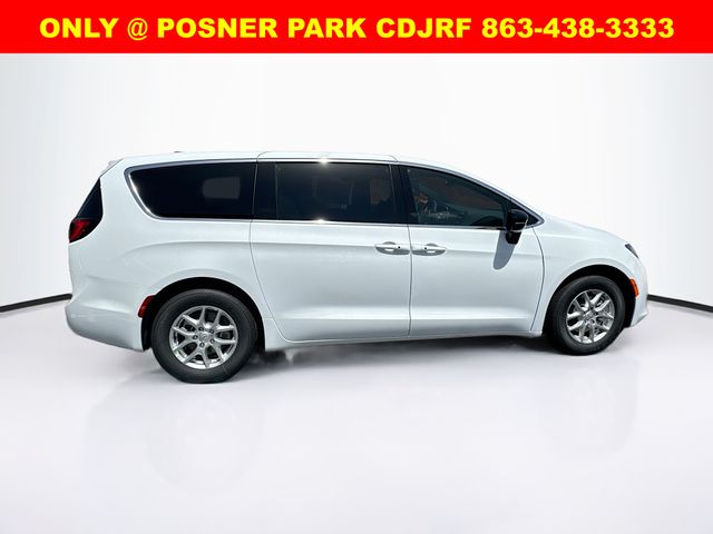 2025 Chrysler Voyager LX photo 4