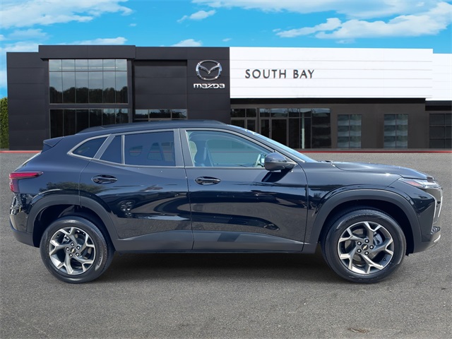 2024 Chevrolet Trax LT photo 2