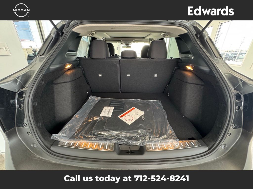 2025 Nissan Kicks SV photo 4