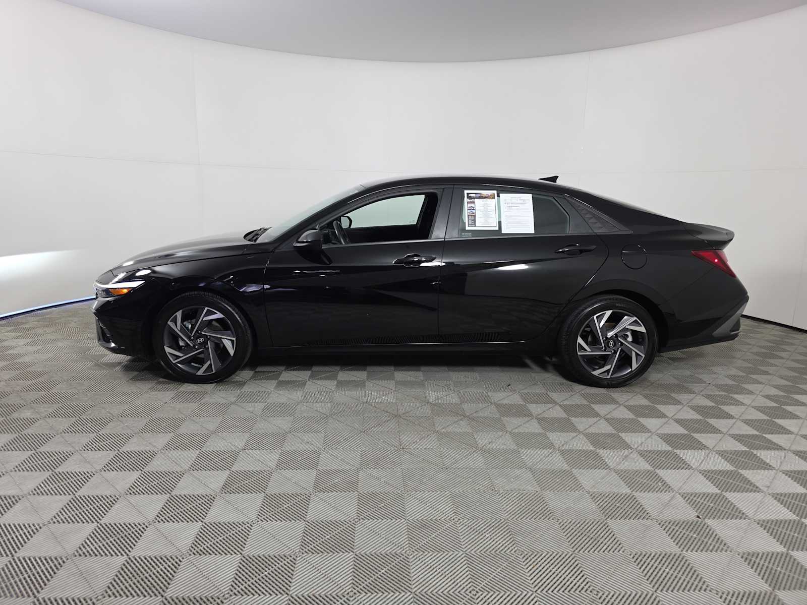 2025 Hyundai Elantra SEL Sport photo 4