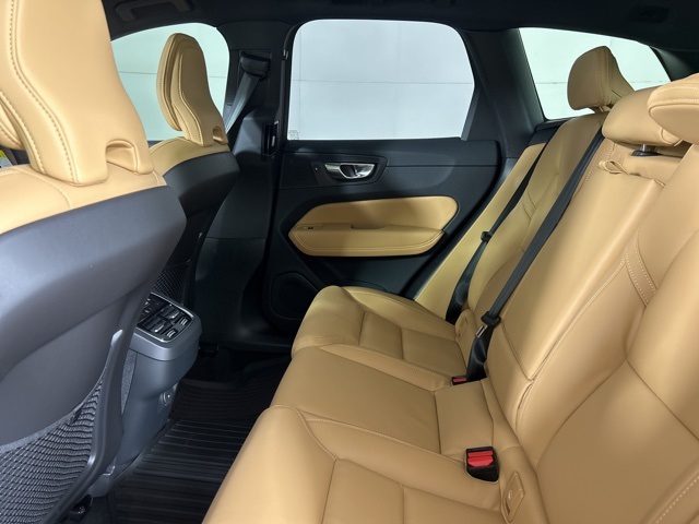 2025 Volvo XC60 B5 photo 35