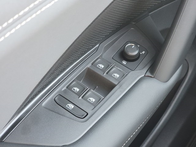 2025 Volkswagen Tiguan SE photo 24