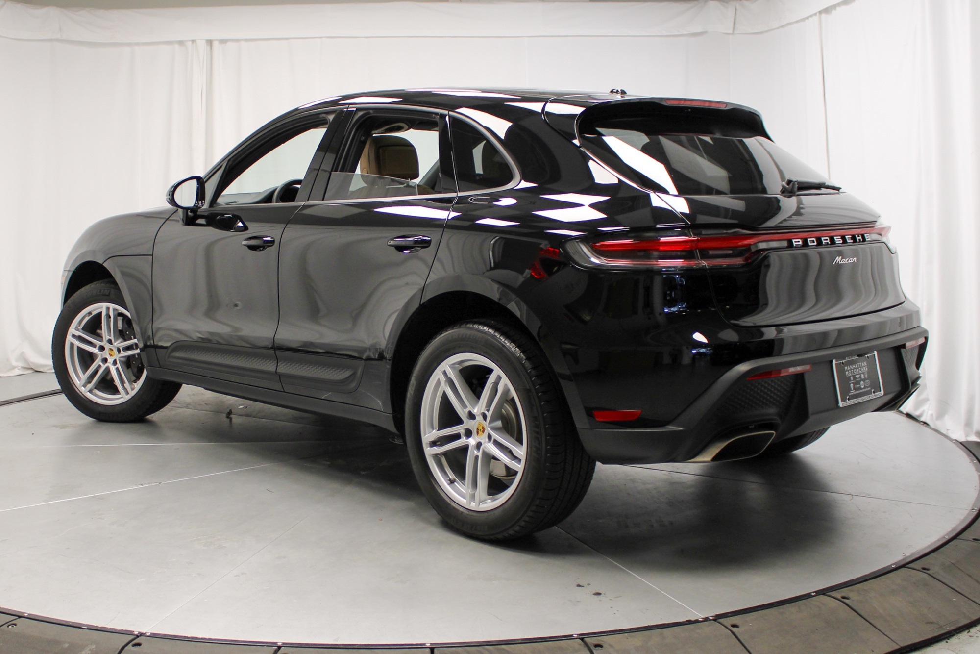 2025 Porsche Macan Base photo 3