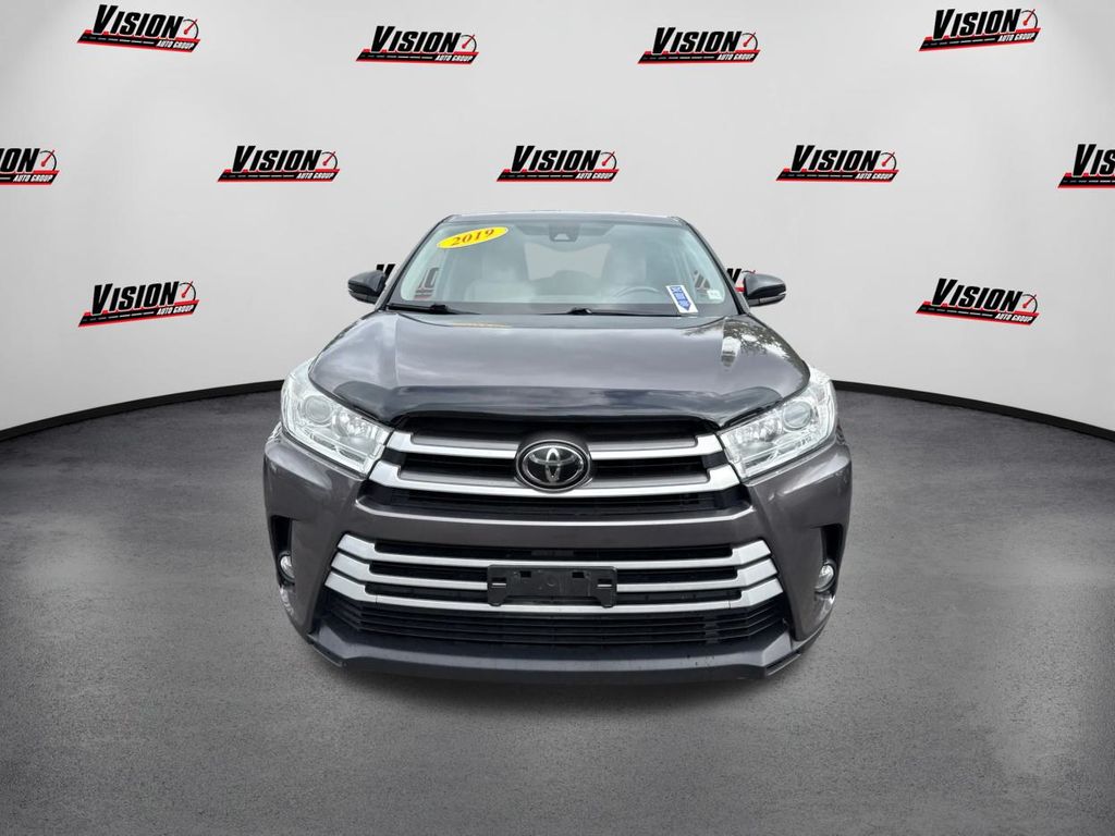 2019 Toyota Highlander LE Plus photo 2