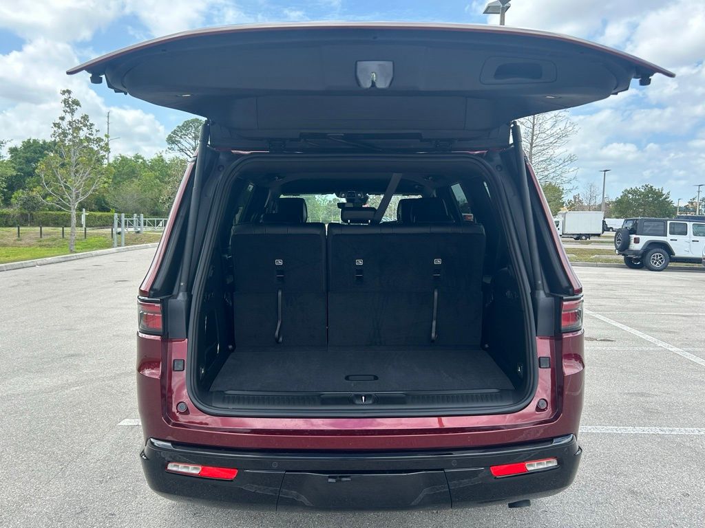 2025 Jeep Wagoneer Series II Carbide photo 31