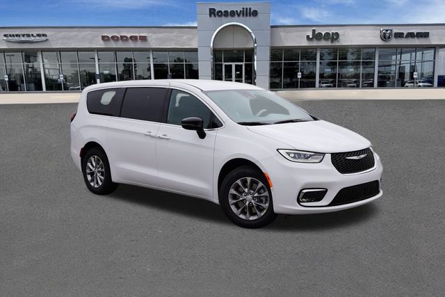 2026 Chrysler Pacifica Select's photo