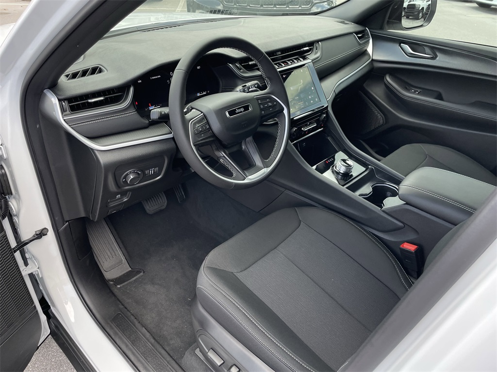 2025 Jeep Grand Cherokee Laredo X photo 6