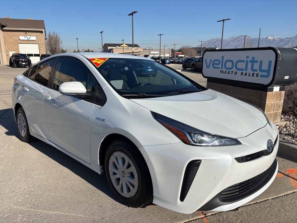 2021 Toyota Prius LE's photo