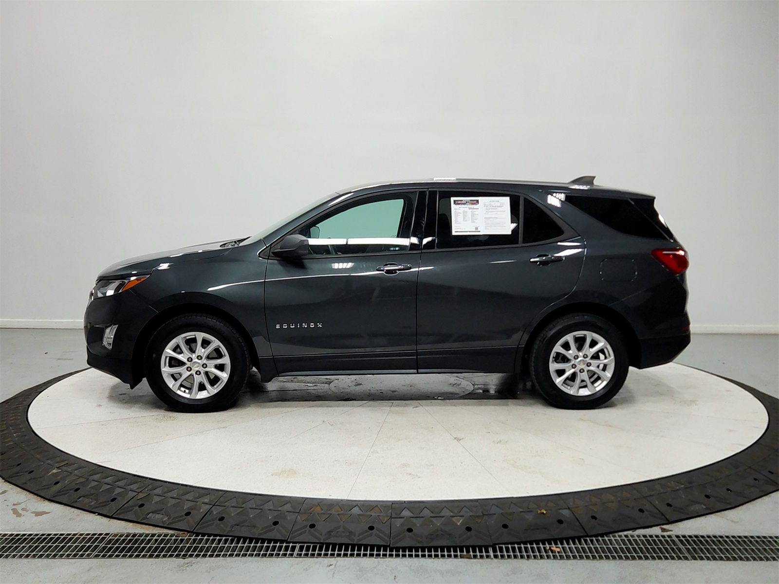 2019 Chevrolet Equinox LS photo 2