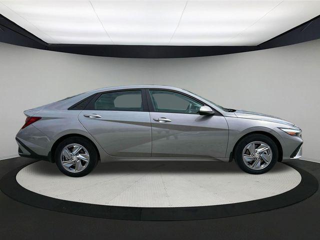 2025 Hyundai Elantra SE photo 9