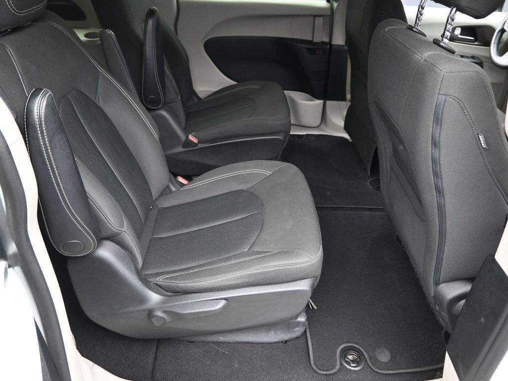 2020 Chrysler Voyager LX photo 6