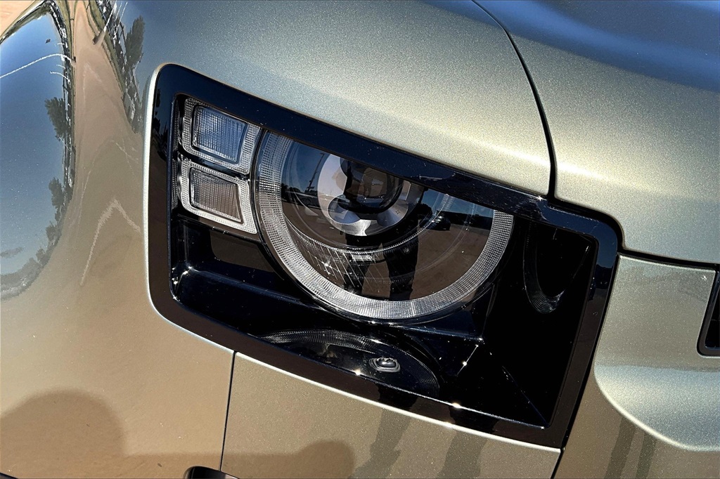 2024 Land Rover Defender 110 S photo 27