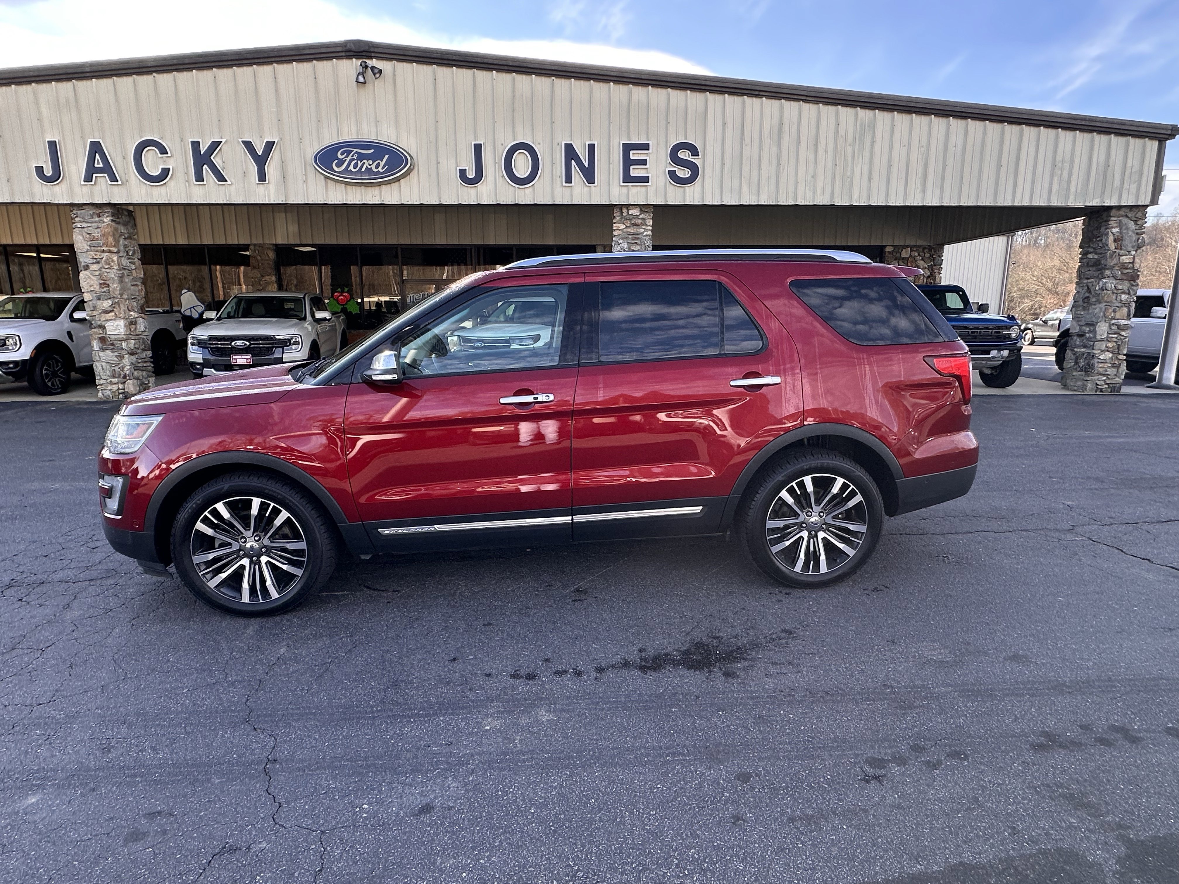 2017 Ford Explorer Platinum's photo