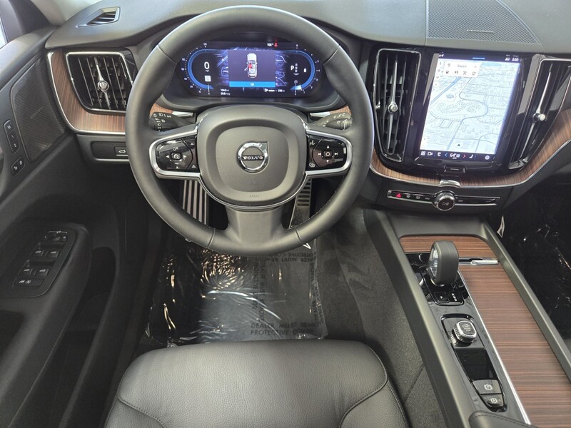 2024 Volvo XC60 B5 Plus photo 11