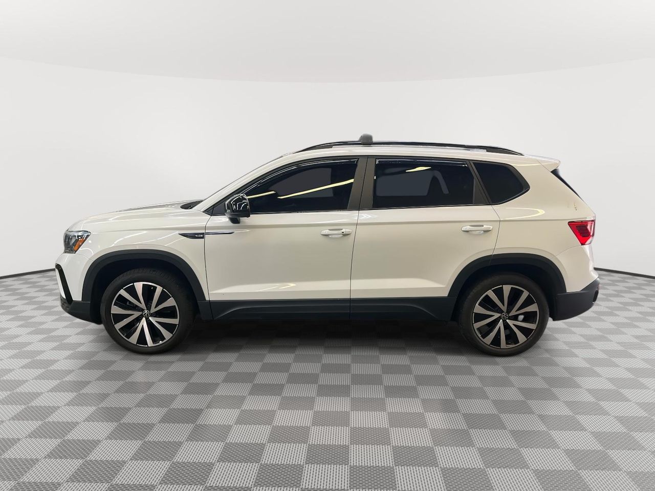 2022 Volkswagen Taos SE photo 3