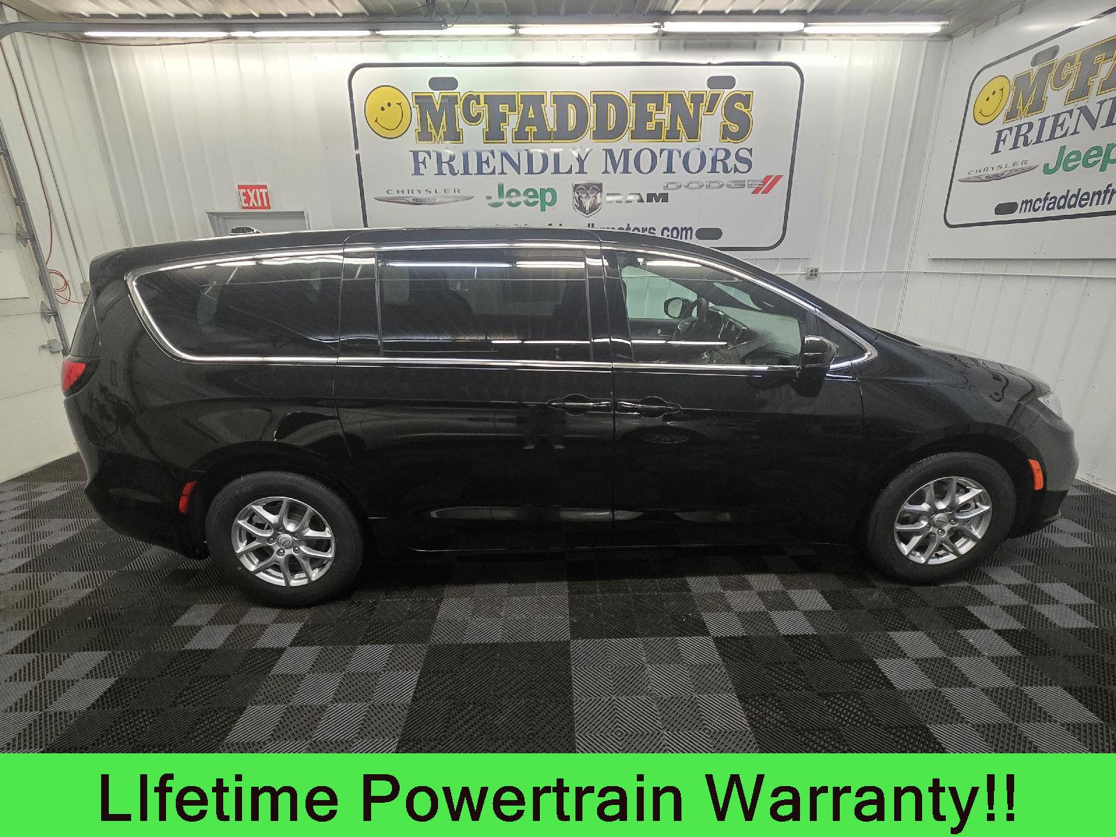 2026 Chrysler Pacifica Select's photo