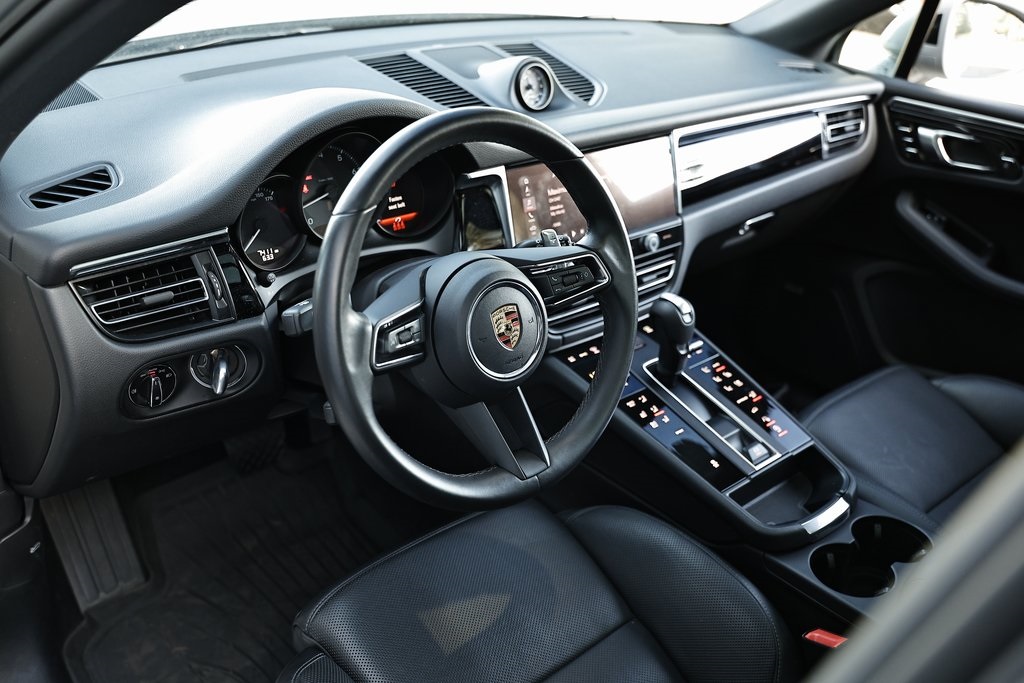 2025 Porsche Macan T photo 4