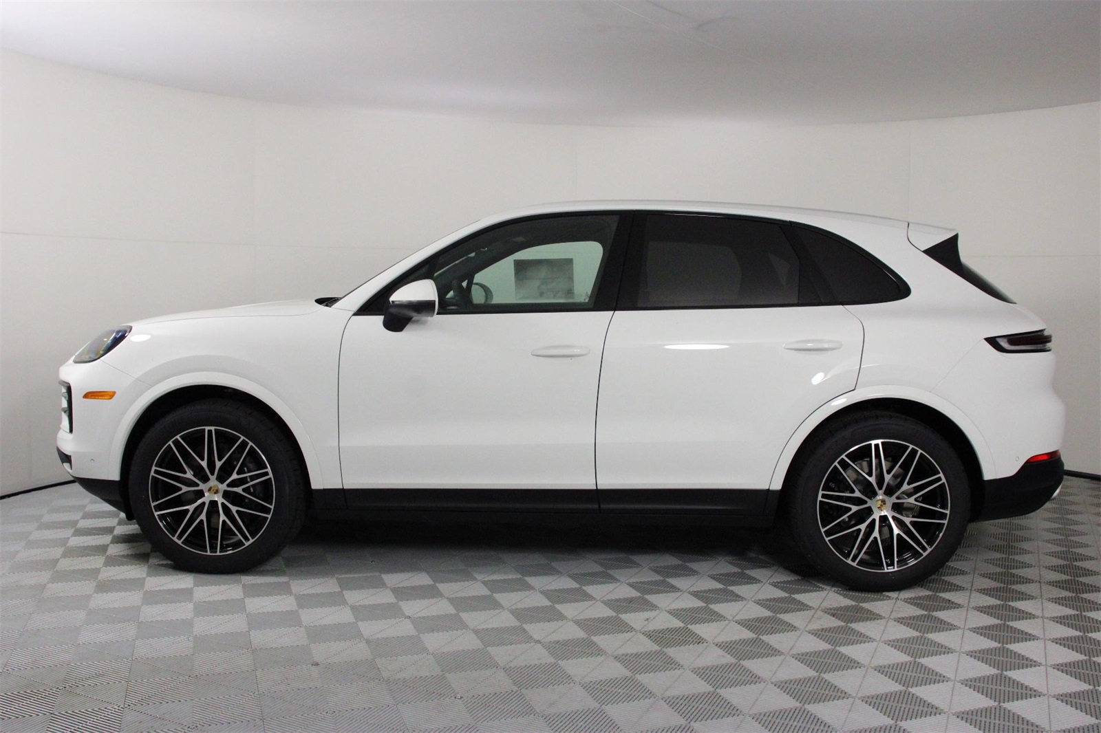 2025 Porsche Cayenne photo 2