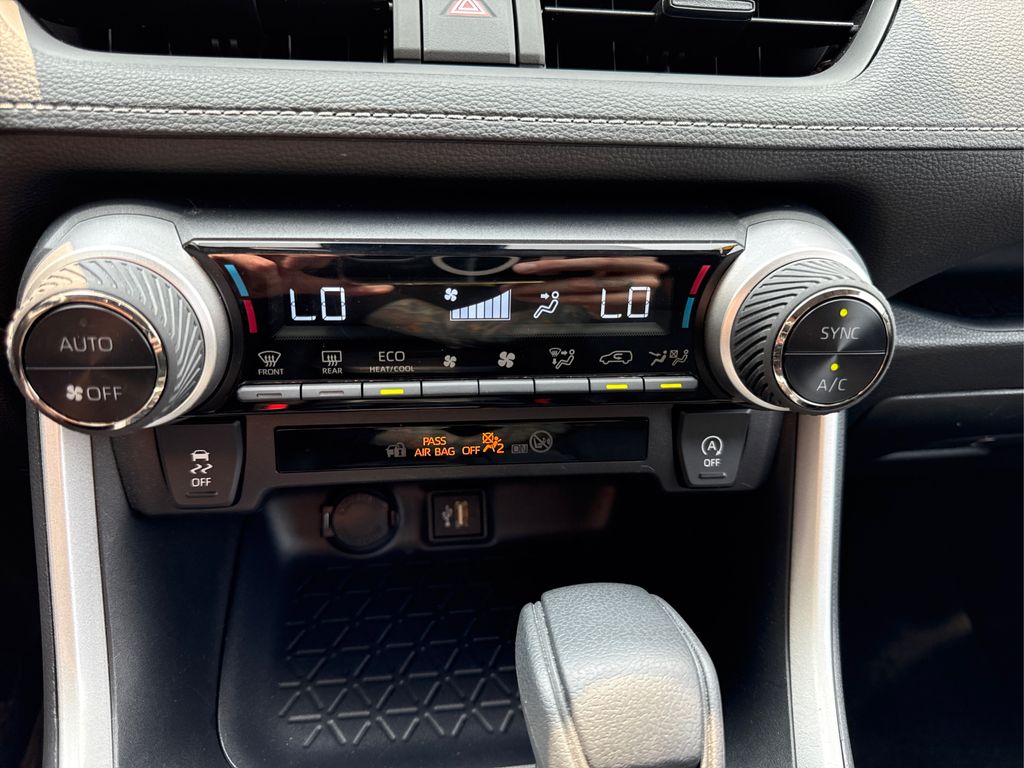 2025 Toyota RAV4 XLE photo 27
