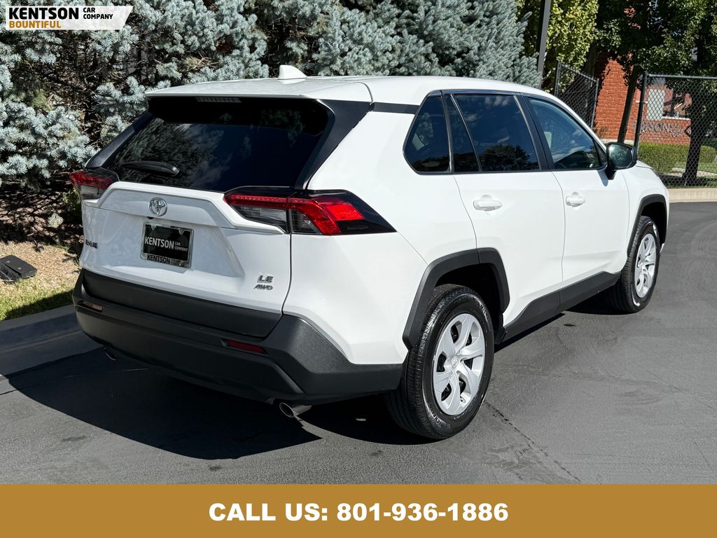 2024 Toyota RAV4 LE photo 8