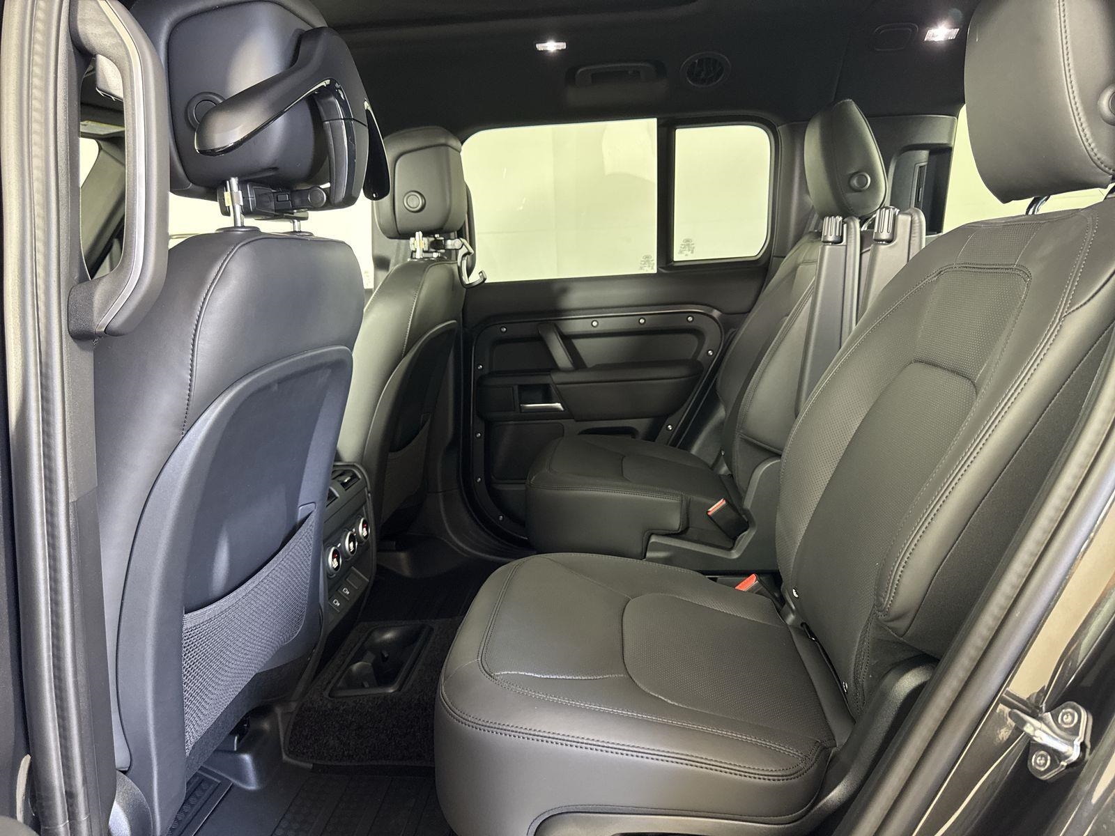 2025 Land Rover Defender 130 S photo 26