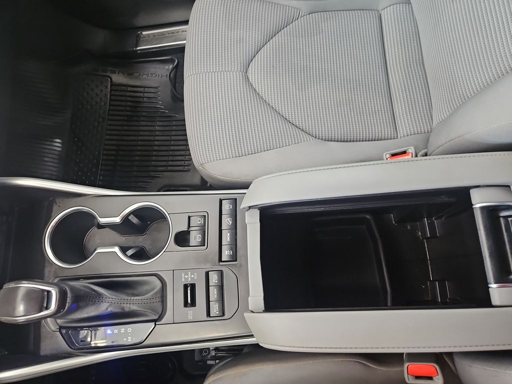 2021 Toyota Highlander LE photo 22