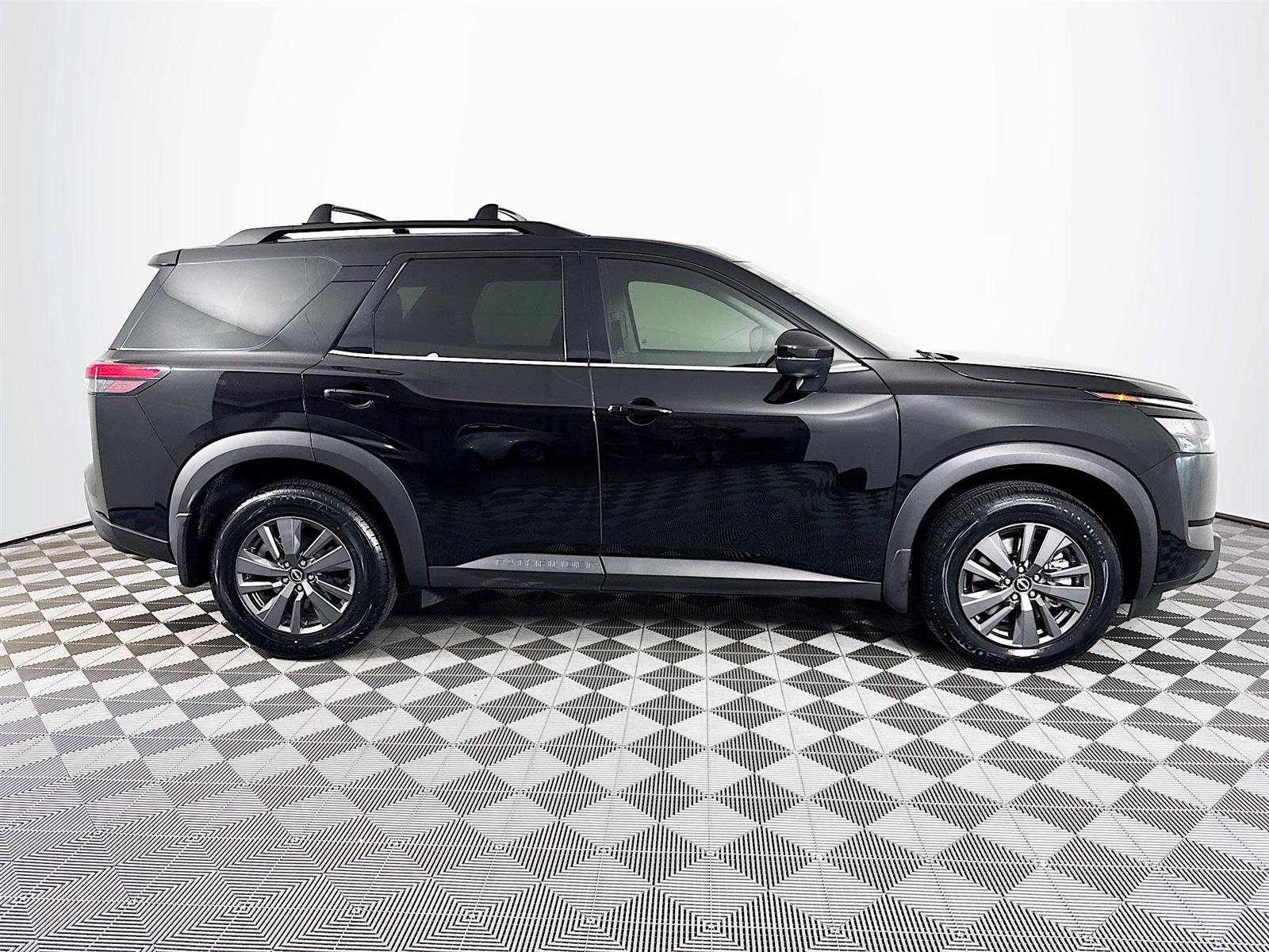 2024 Nissan Pathfinder SV photo 2