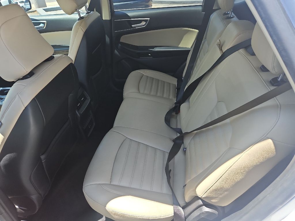 2022 Ford Edge SEL photo 5