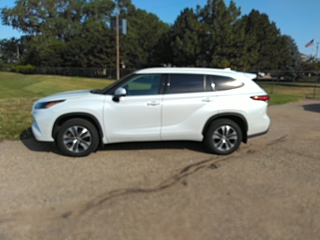 2022 Toyota Highlander XLE photo 2