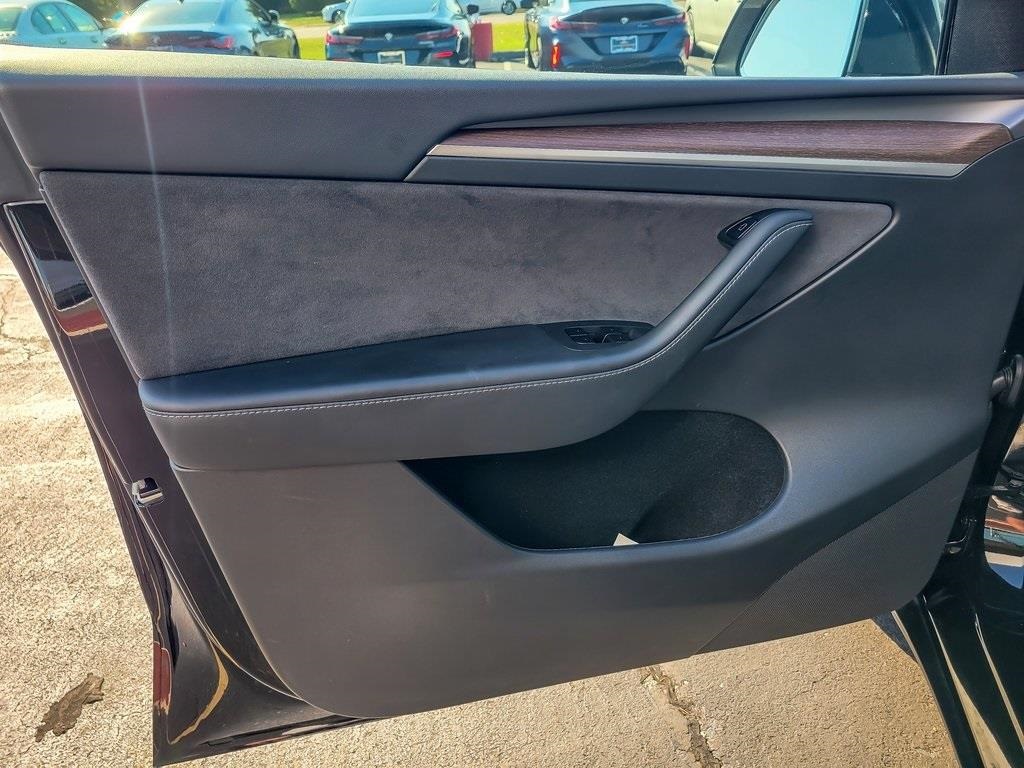 2025 Tesla Model Y Long Range photo 14