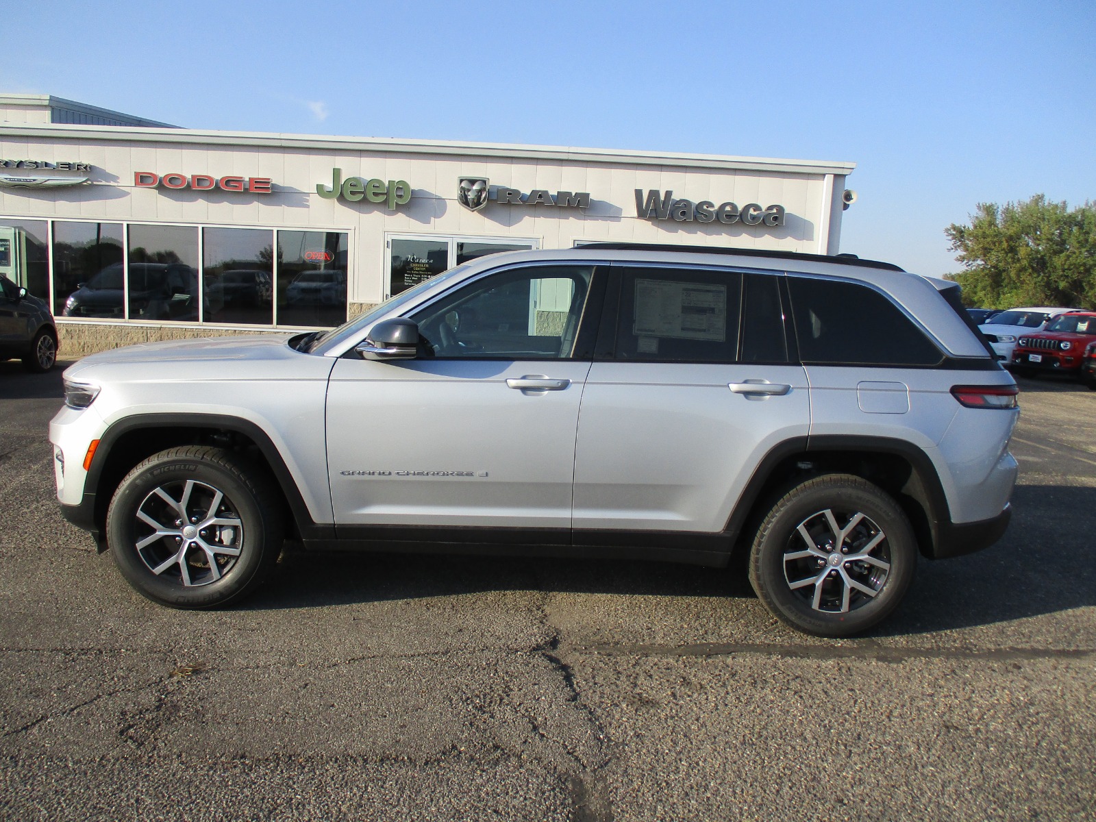 2025 Jeep Grand Cherokee Limited photo 2
