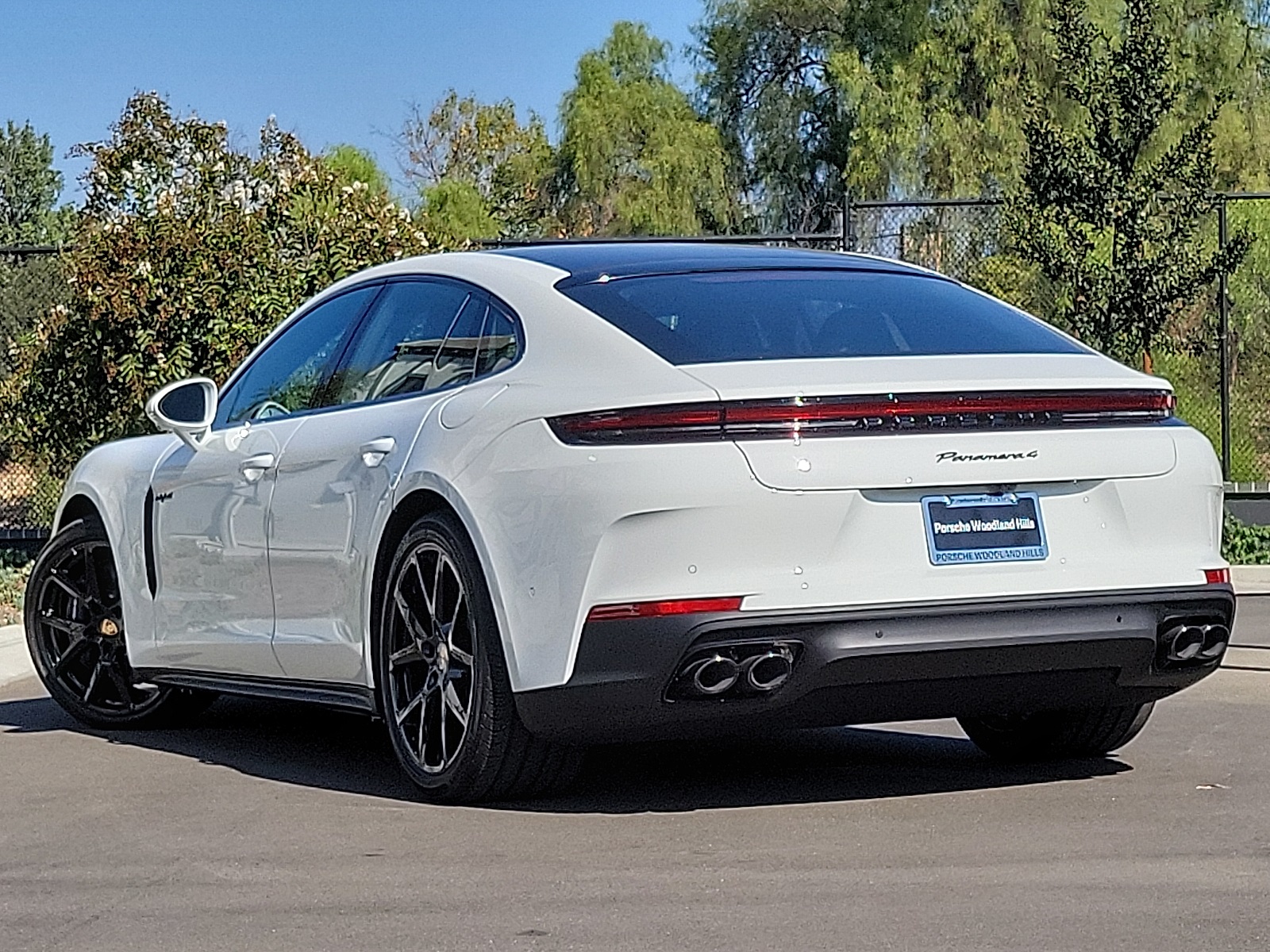 2025 Porsche Panamera E-Hybrid 4 photo 2