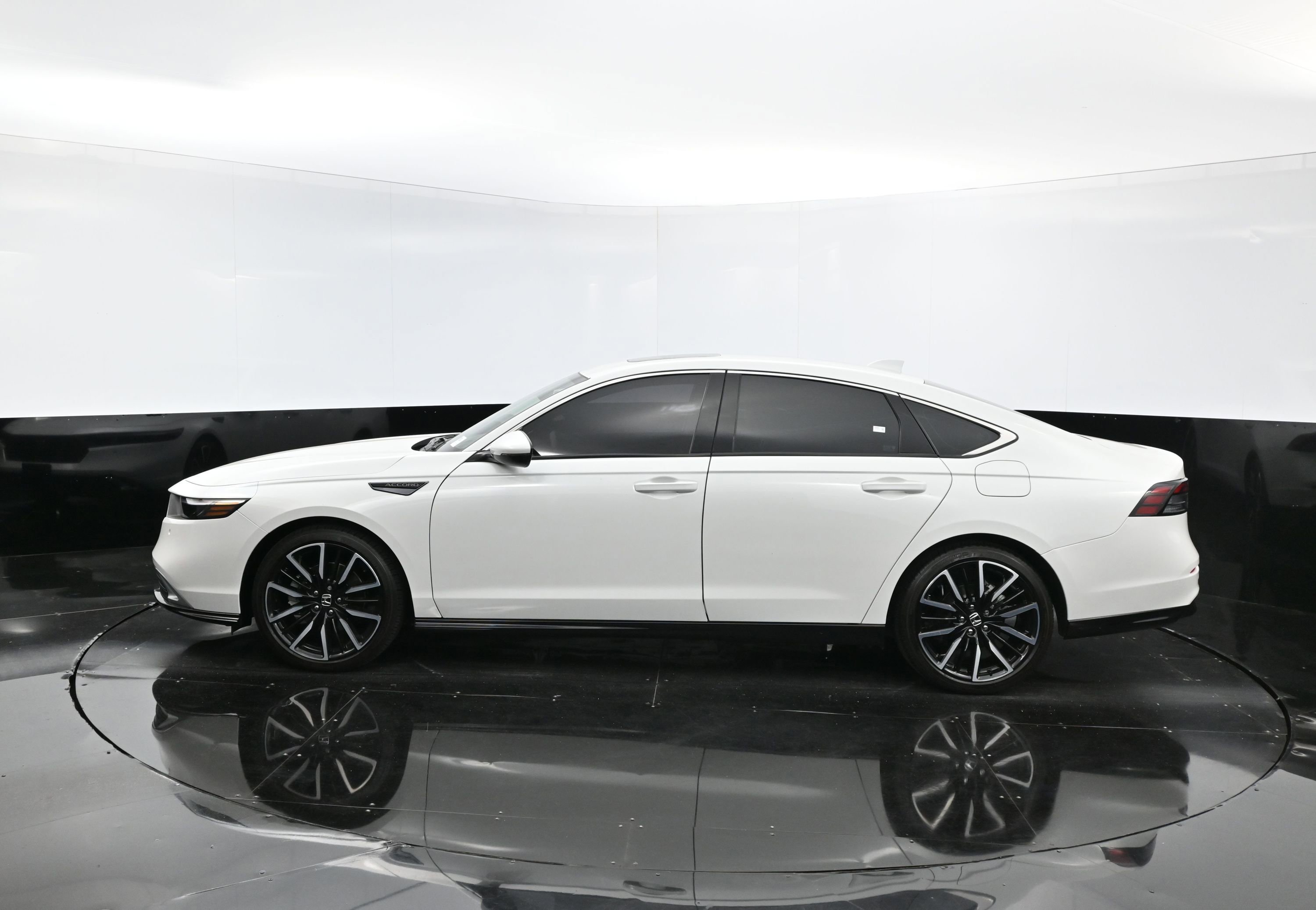 2023 Honda Accord Hybrid Touring photo 2