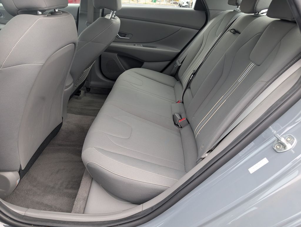 2022 Hyundai Elantra SEL photo 7