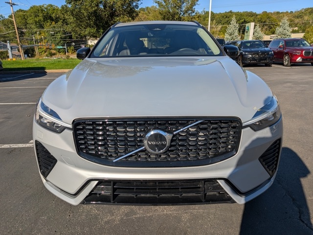 2025 Volvo XC60 B5 Plus photo 2