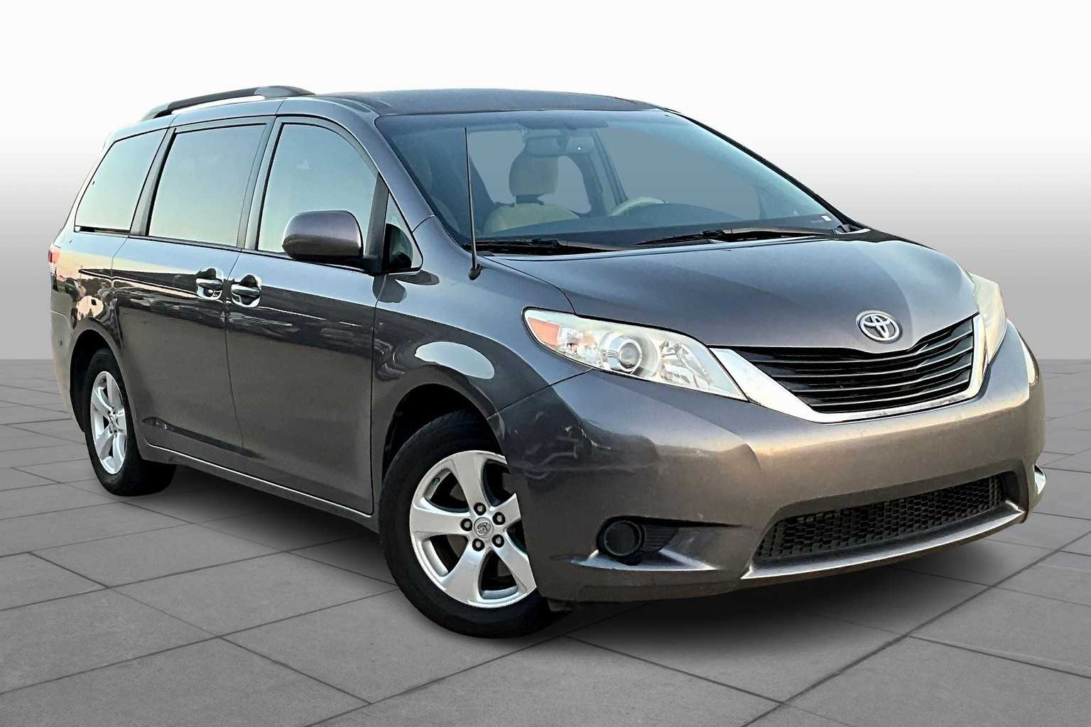 2013 Toyota Sienna LE photo 2