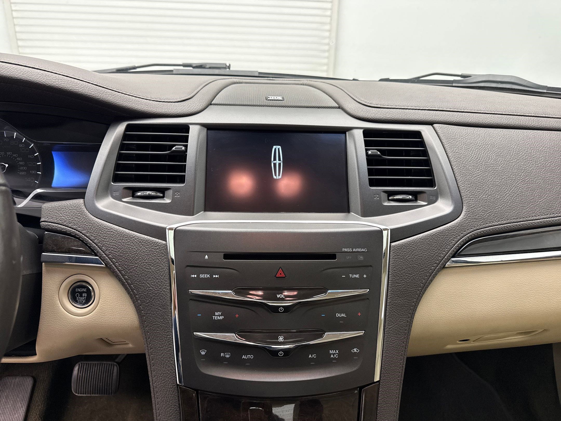2014 Lincoln MKS EcoBoost photo 31