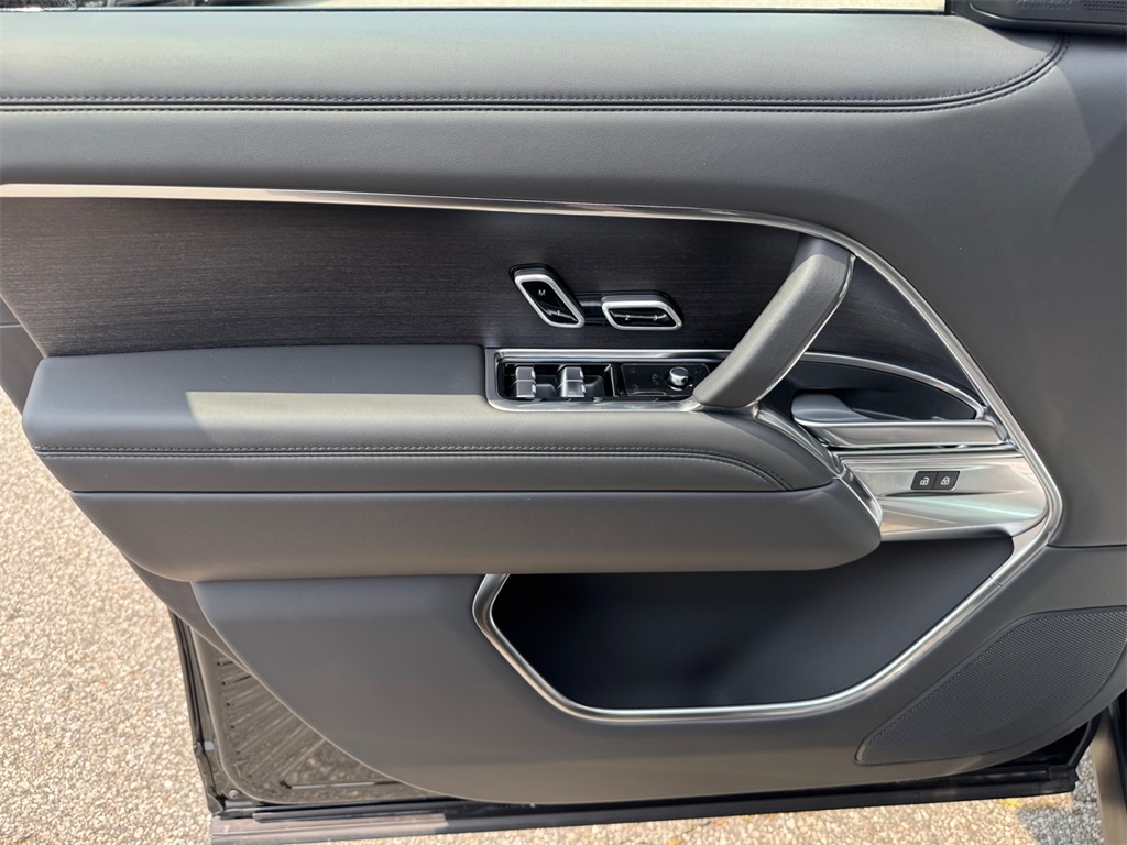 2025 Land Rover Range Rover SE photo 16