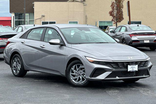 2026 Hyundai Elantra Blue SEL Sport photo 2