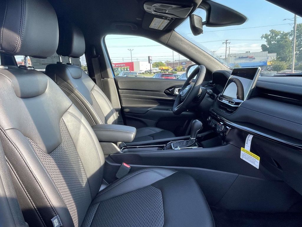 2025 Jeep Compass Latitude photo 13