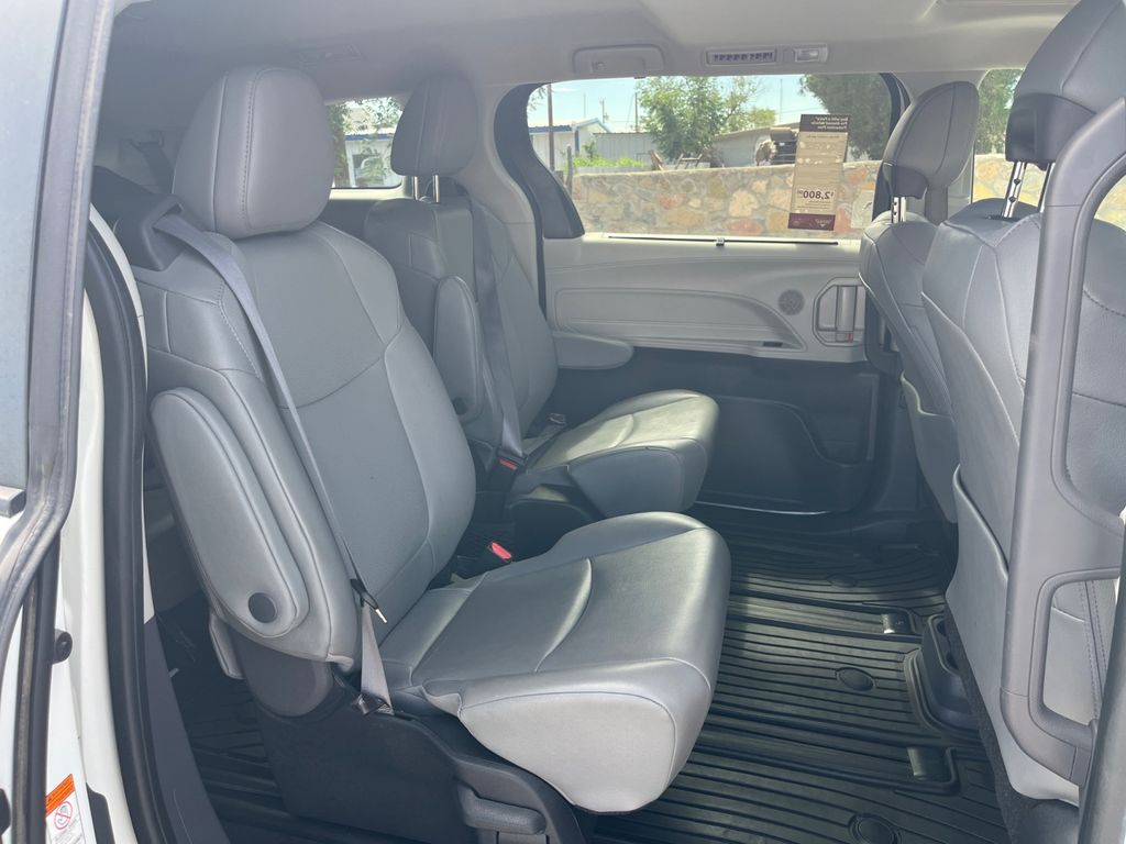 2022 Toyota Sienna XLE photo 17