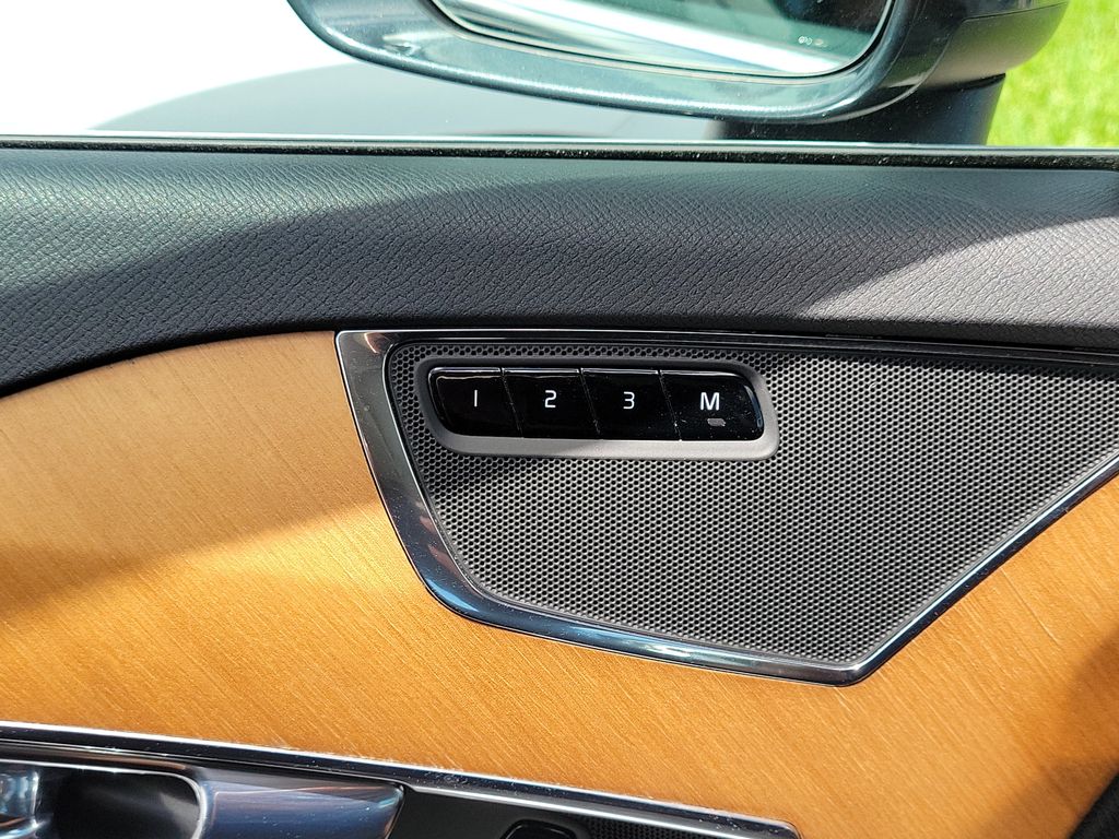 2021 Volvo XC90 T6 Momentum photo 28