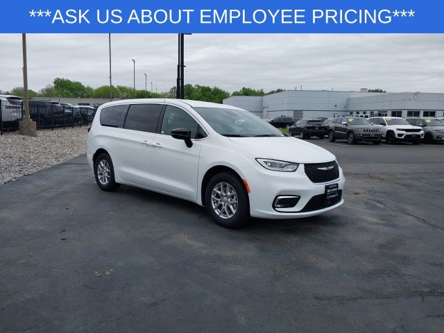 2025 Chrysler Pacifica photo 2