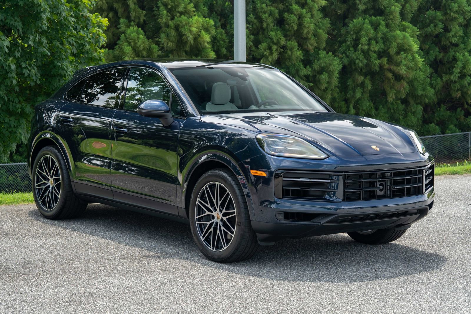 2025 Porsche Cayenne Base photo 9
