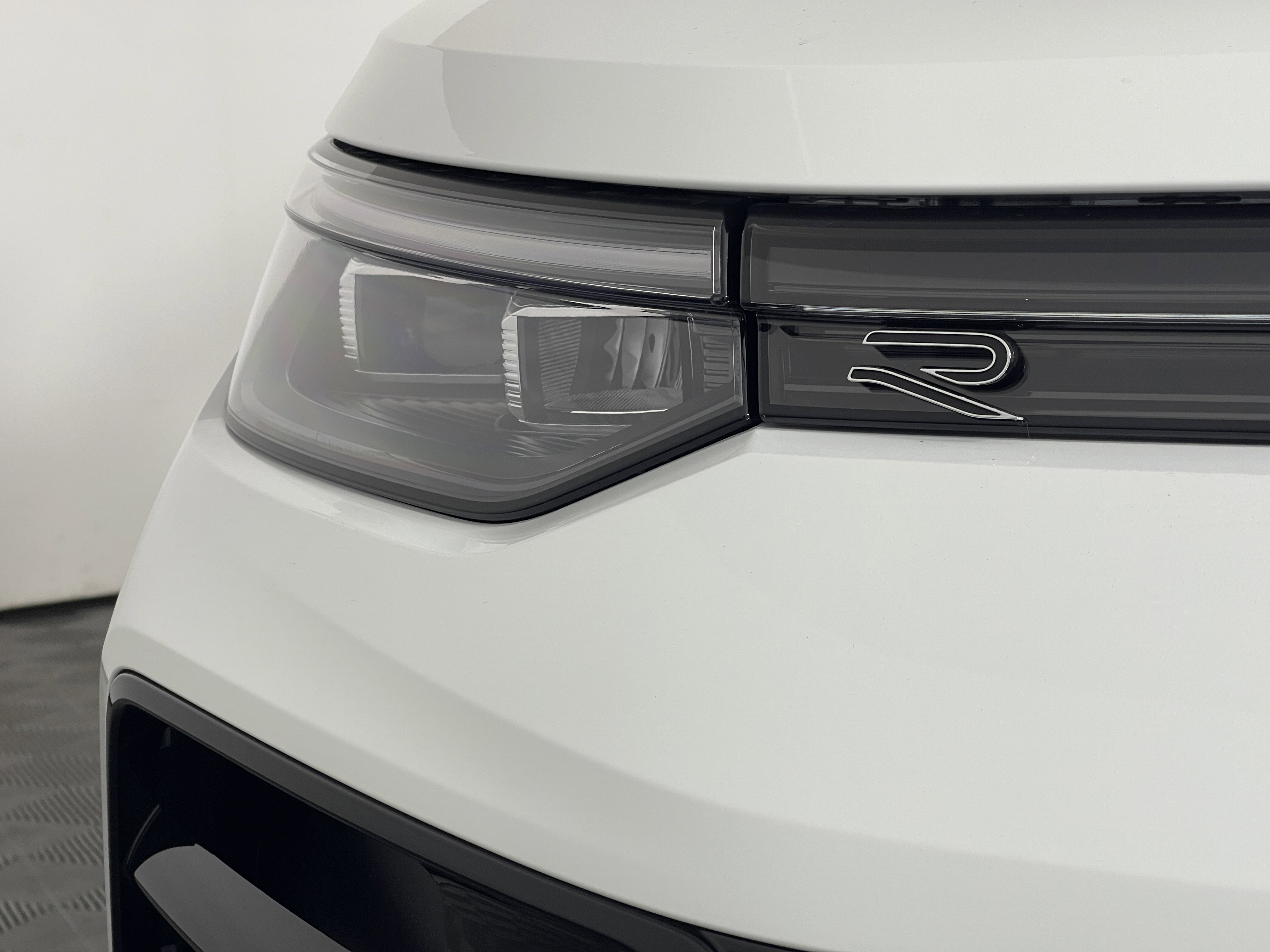 2025 Volkswagen Tiguan SE R-Line Black photo 2