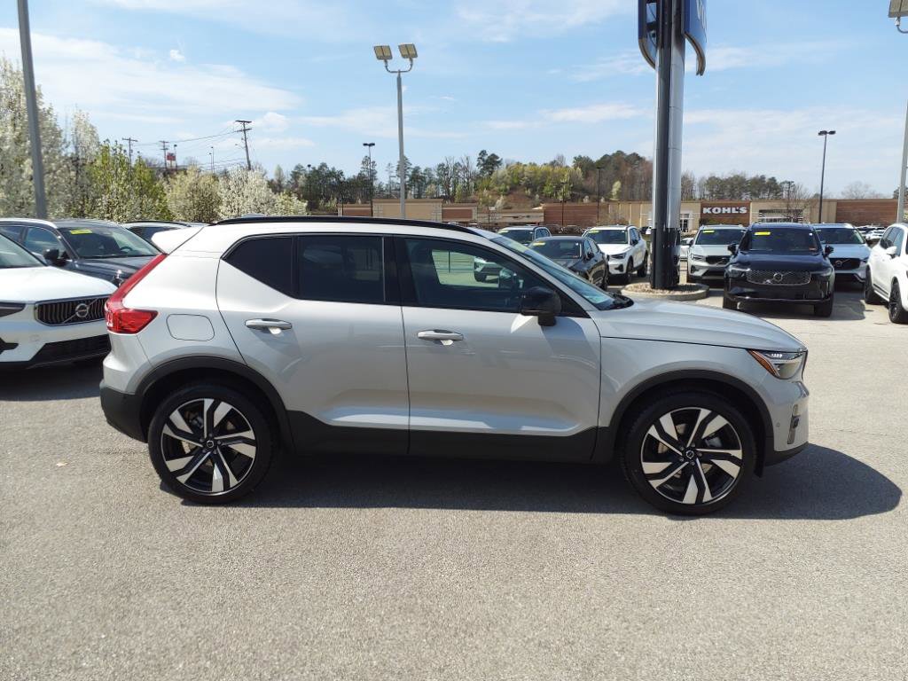 2025 Volvo XC40 photo 2