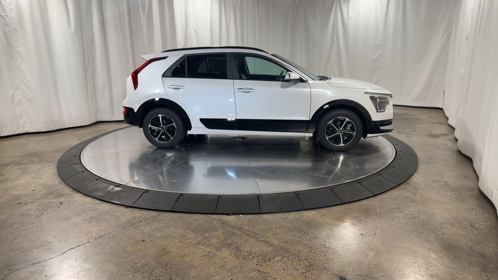 2025 Kia Niro SX photo 2