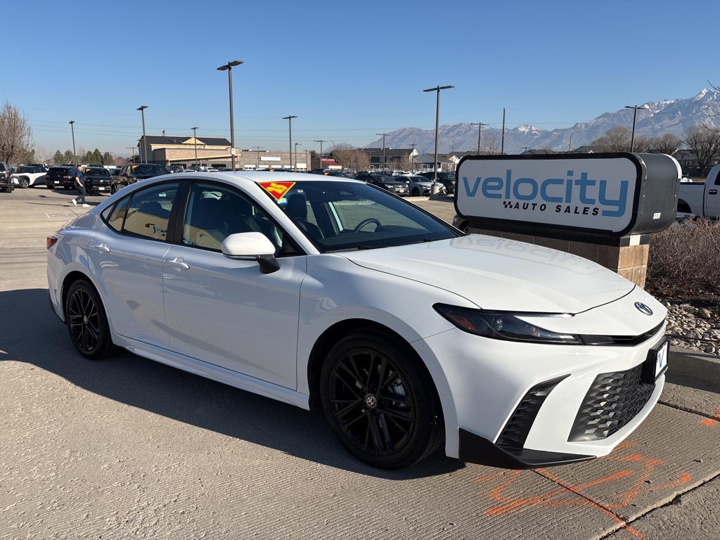 2025 Toyota Camry SE's photo