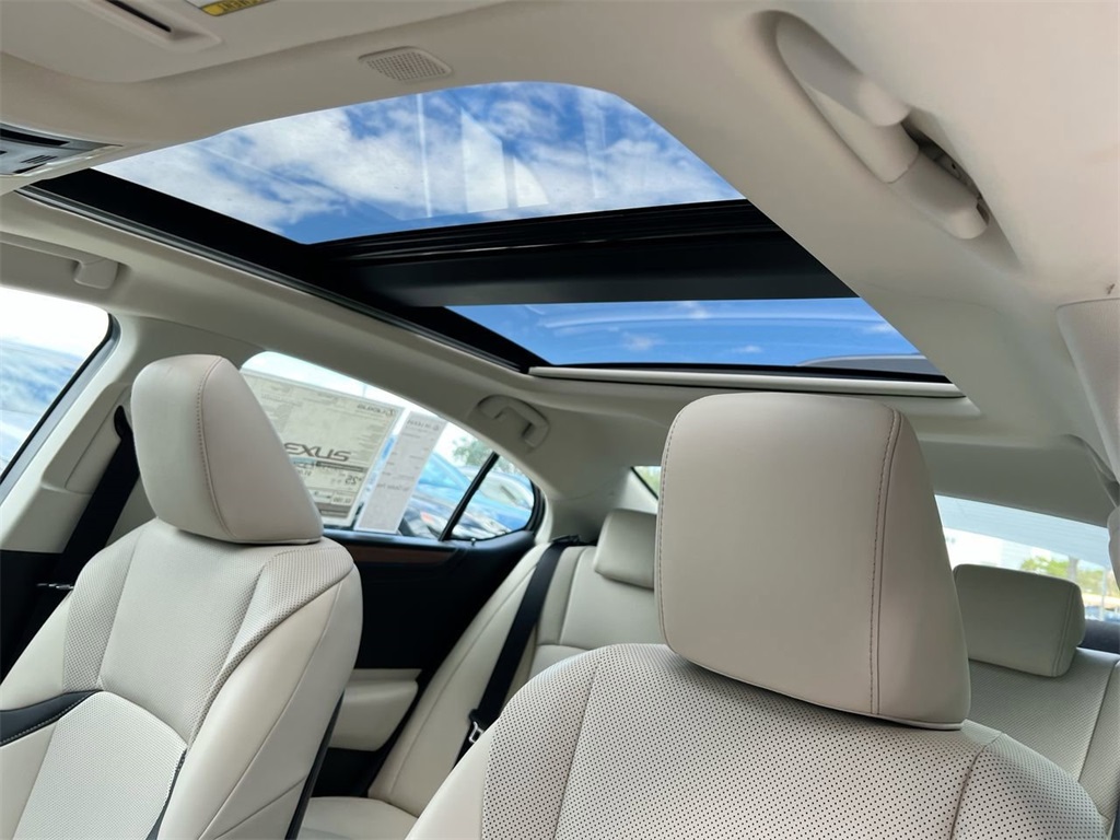2025 Lexus ES 350 photo 17