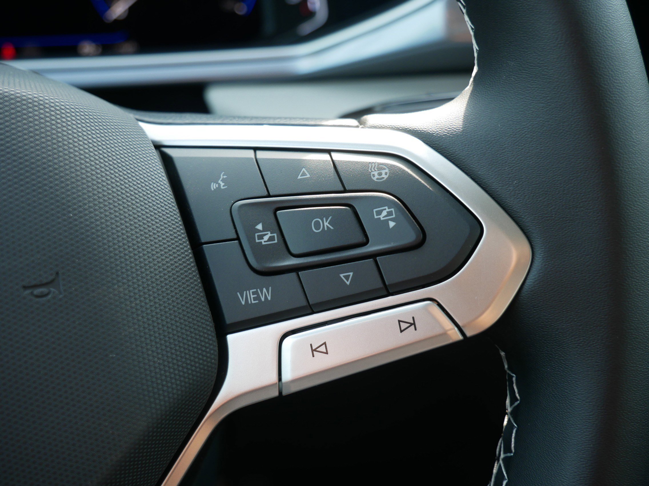 2025 Volkswagen Taos SEL photo 14